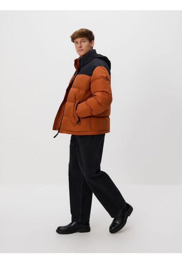 Reserved - Pikowana kurtka z chowanym kapturem - miedziany. Kolor: brązowy. Materiał: materiał