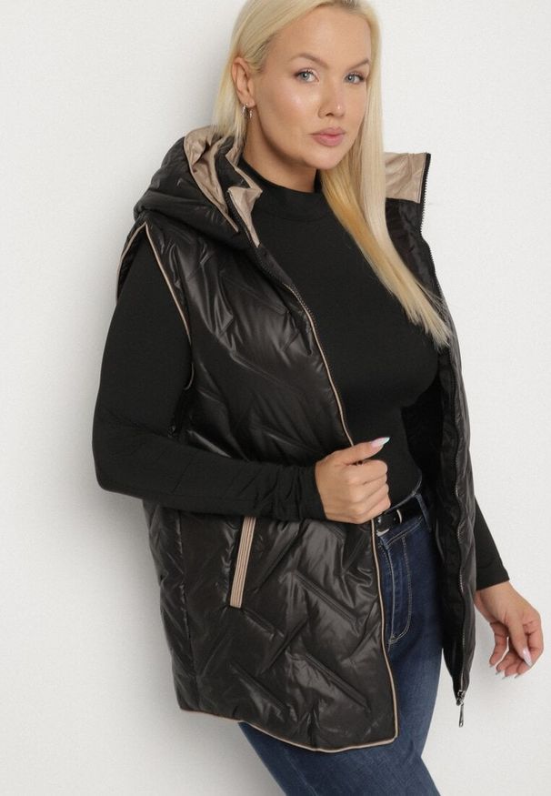 Born2be - Czarna Pikowana Kamizelka z Odpinanym Kapturem Rilanisa. Okazja: na co dzień. Kolor: czarny. Materiał: jeans. Styl: elegancki, casual, klasyczny