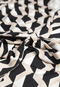 Renee - Beżowy Kopertowy Kombinezon w Geometryczny Wzór z Wiązanym Paskiem Anaba. Kolor: beżowy. Długość: długie. Wzór: geometria #3