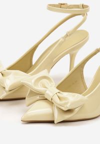 Renee - Żółte Sandały na Szpilce Vices z Dużą Kokardką Bez Pięty Velozia. Okazja: na studniówkę, na sylwestra, na ślub cywilny, na wesele, do pracy, na spotkanie biznesowe. Zapięcie: sprzączka. Kolor: żółty. Obcas: na szpilce. Styl: wizytowy, biznesowy, elegancki #4