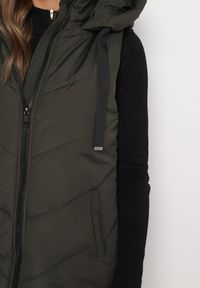 Born2be - Ciemnozielona Pikowana Kamizelka na Suwak z Kapturem i Sznurkami Mivissea. Typ kołnierza: kaptur. Kolor: zielony. Styl: elegancki, sportowy #2