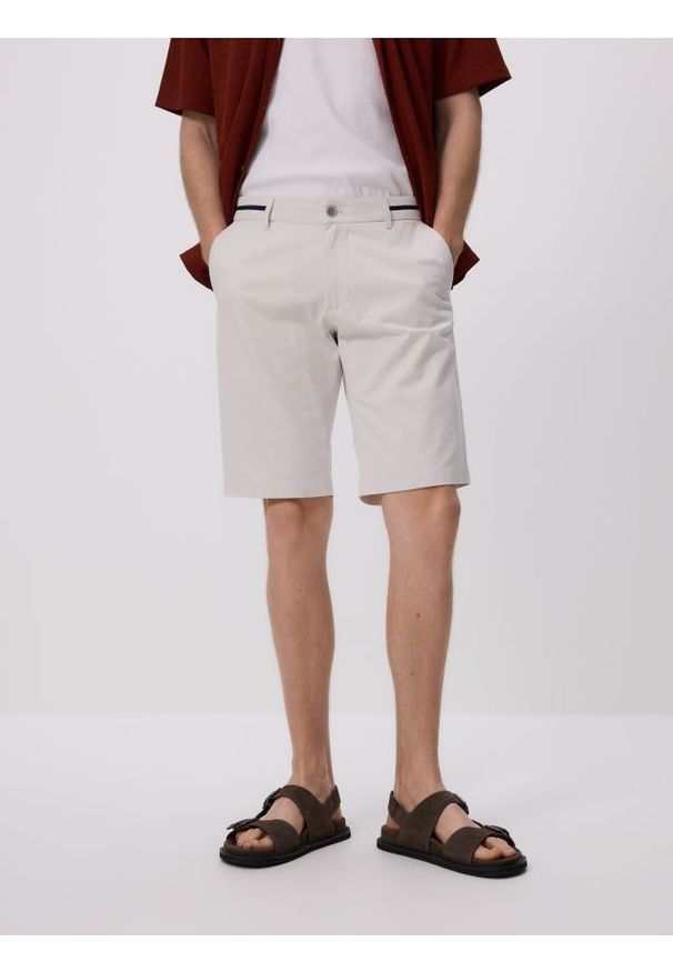 Reserved - Szorty chino regular - beżowy. Kolor: beżowy. Materiał: bawełna, tkanina