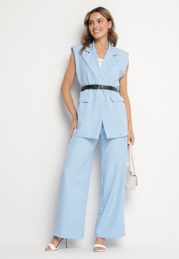 Born2be - Jasnoniebieska Kamizelka Garniturowa Oversize na Guzik z Paskiem Melazi. Okazja: na spotkanie biznesowe, do pracy, na co dzień. Kolor: niebieski. Materiał: jeans. Wzór: aplikacja. Styl: klasyczny, biznesowy, casual, elegancki