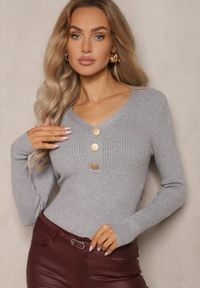 Renee - Szary Prążkowany Sweter z Bawełną i Guzikami Mirisia. Okazja: na co dzień, na spotkanie biznesowe, do pracy. Typ kołnierza: dekolt w kształcie V. Kolor: szary. Materiał: bawełna, prążkowany. Styl: biznesowy, casual, elegancki #1