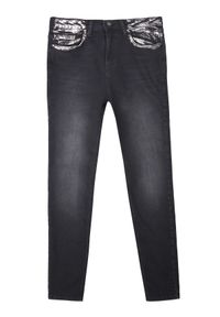 TOP SECRET - Czarne spodnie jeansowe, ze srebrnym nadrukiem przy kieszeniach. Okazja: na co dzień. Kolor: szary. Materiał: jeans. Wzór: nadruk. Sezon: zima, jesień. Styl: casual, elegancki #6
