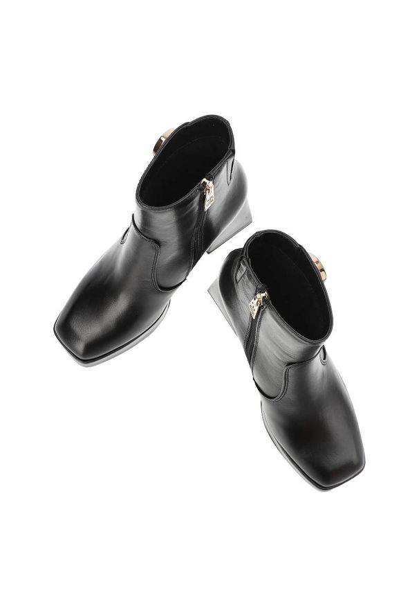 CheBello - Czarne Botki Chebello Modne Skórzane Buty Na Obcasie. Kolor: czarny. Materiał: skóra. Wzór: aplikacja. Obcas: na obcasie. Wysokość obcasa: średni