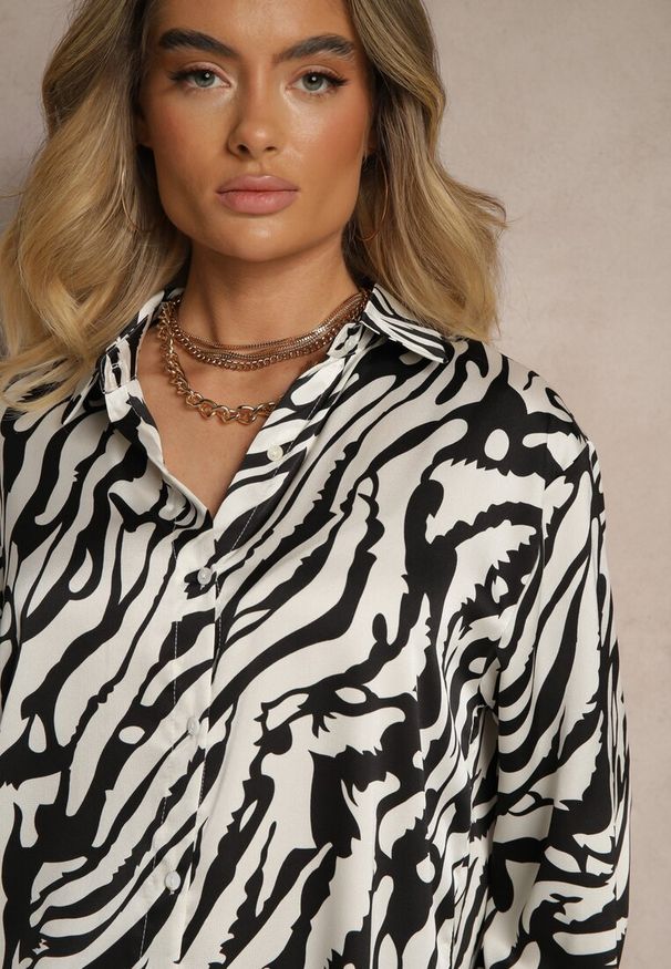 Renee - Czarna Koszula o Dłuższym Kroju z Tyłu w Paski Tilhiria. Okazja: na co dzień, do pracy. Kolor: czarny. Materiał: jeans. Długość: długie. Wzór: paski. Styl: casual, elegancki