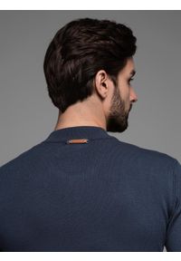 Ombre Clothing - Sweter męski z wiskozą i rozpinanym dekoltem – granatowy V4 OM-SWZS-0124 - XXL. Typ kołnierza: kołnierzyk stójkowy. Kolor: niebieski. Materiał: wiskoza. Wzór: gładki, aplikacja, ze splotem. Styl: elegancki #4