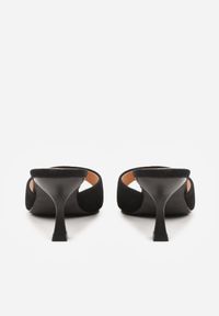 Born2be - Czarne Klapki na Kaczuszce z Otwartym Noskiem Xenlyn. Okazja: na co dzień. Nosek buta: otwarty. Kolor: czarny. Materiał: jeans. Obcas: na szpilce. Styl: casual, elegancki. Wysokość obcasa: średni #7