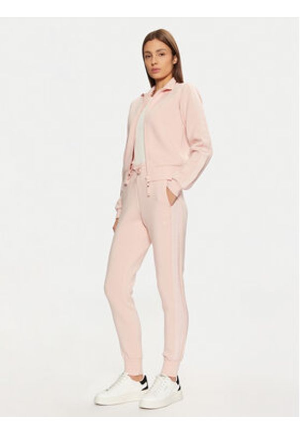 Guess Spodnie dresowe V2YB18 K7UW2 Różowy Regular Fit. Kolor: różowy. Materiał: wiskoza