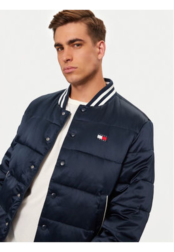 Tommy Jeans Kurtka zimowa DM0DM20468 Granatowy Regular Fit. Kolor: niebieski. Materiał: syntetyk. Sezon: zima
