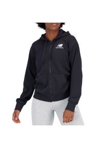 Bluza New Balance WJ31530BK - czarna. Typ kołnierza: kaptur. Kolor: czarny. Materiał: bawełna, tkanina, poliester. Wzór: nadruk. Styl: sportowy, klasyczny