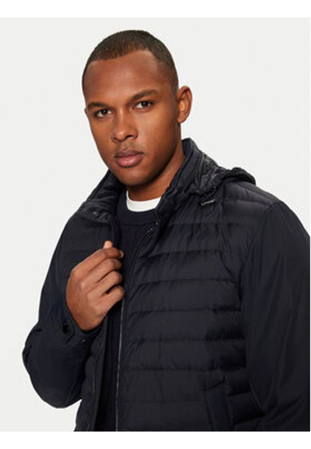 TOMMY HILFIGER - Tommy Hilfiger Kurtka przejściowa MW0MW37689 Granatowy Regular Fit. Kolor: niebieski. Materiał: syntetyk