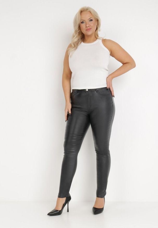 Born2be - Czarne Spodnie Thelamene. Okazja: na imprezę. Kolekcja: plus size. Kolor: czarny. Materiał: skóra. Długość: długie