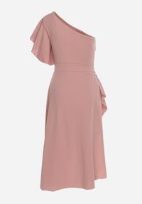 Born2be - Ciemnoróżowa Koktajlowa Sukienka Asymetryczna na Jedno Ramię z Falbankami Vimilora. Typ kołnierza: kołnierz z falbankami. Kolor: różowy. Materiał: materiał. Typ sukienki: asymetryczne. Styl: wizytowy #3