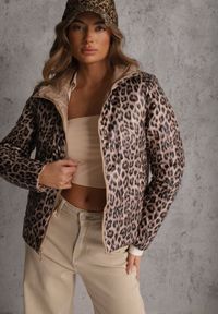 Renee - Ciemnobeżowa Pikowana Kurtka Dwustronna z Motywem Panterki i Naszywką Damike. Kolor: beżowy. Wzór: motyw zwierzęcy, aplikacja. Sezon: wiosna #2