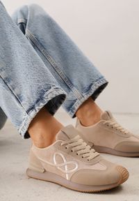 Renee - Ciemnobeżowe Sneakersy z Geometrycznym Wzorem z Boku Mehida. Okazja: na co dzień. Zapięcie: sznurówki. Kolor: beżowy. Materiał: jeans. Wzór: geometria #1