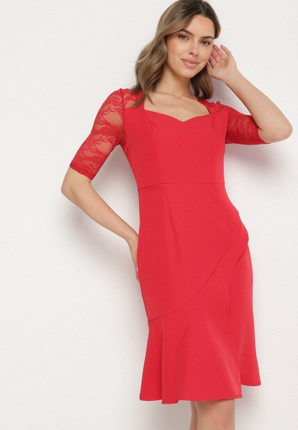 Born2be - Czerwona Asymetryczna Sukienka Vices o Dopasowanym Kroju z Koronką Natifese. Okazja: na co dzień. Typ kołnierza: dekolt kwadratowy. Kolor: czerwony. Materiał: koronka. Wzór: koronka. Typ sukienki: asymetryczne. Styl: elegancki, casual, klasyczny