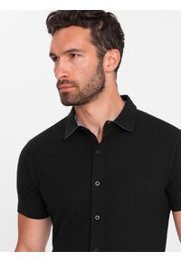 Ombre Clothing - Dzianinowa koszula męska slim fit z krótkim rękawem i kołnierzykiem – czarna V4. Typ kołnierza: polo. Kolor: czarny. Materiał: dzianina. Długość rękawa: krótki rękaw. Długość: krótkie. Styl: sportowy, elegancki #3