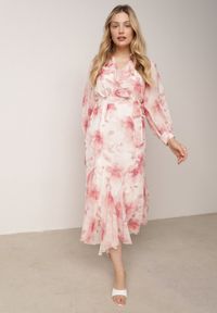 Born2be - Różowa Zwiewna Sukienka z Długim Rękawem Falbanami i Wiązanym Paskiem Aezera. Okazja: na co dzień, do pracy, na randkę. Kolor: różowy. Materiał: jeans, zamsz, poliester. Długość rękawa: długi rękaw. Typ sukienki: proste. Styl: casual, klasyczny, elegancki #7
