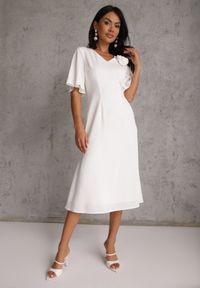 Renee - Biała Zwiewna Sukienka Wieczorowa VICES z Aplikacją 3D w Kształcie Kwiatu Themira. Typ kołnierza: dekolt w kształcie V. Kolor: biały. Wzór: aplikacja, kwiaty. Styl: wizytowy #4