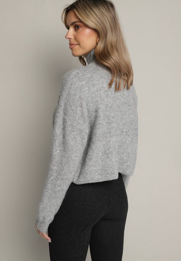 Born2be - Jasnoszary Golf z Wełną i Ozdobnym Cekinowym Kwiatem 3D Falimi. Okazja: na co dzień. Typ kołnierza: golf. Kolor: szary. Materiał: wełna. Długość rękawa: długi rękaw. Długość: długie. Wzór: kwiaty. Styl: elegancki, casual