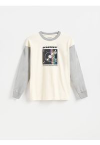 Reserved - Longsleeve z nadrukiem - złamana biel. Materiał: bawełna, dzianina. Długość rękawa: długi rękaw. Wzór: nadruk #1