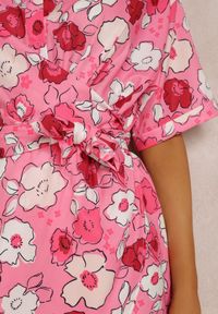 Renee - Fuksjowa Sukienka Agamanos. Kolor: różowy. Długość rękawa: krótki rękaw. Wzór: kwiaty, kolorowy. Typ sukienki: kopertowe, koszulowe. Styl: wakacyjny. Długość: mini #2