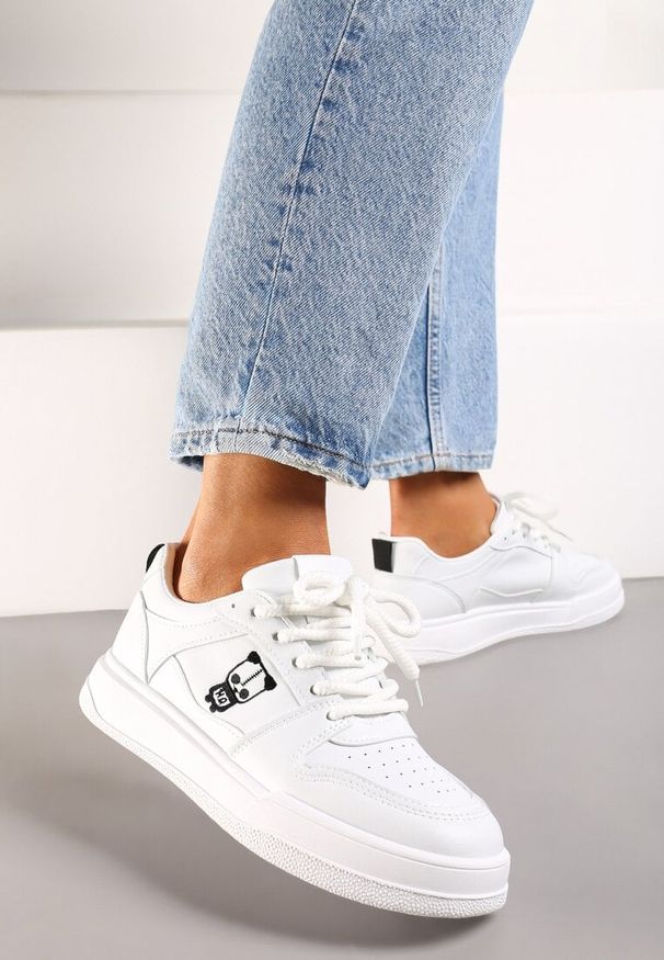 Born2be - Białe Sneakersy z Ekoskóry na Grubej Podeszwie z Naszywką i Sznurowaniem Irveta. Zapięcie: sznurówki. Kolor: biały. Wzór: aplikacja