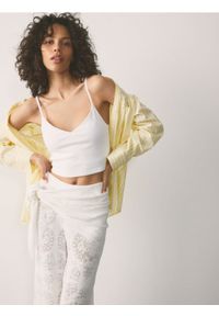 Reserved - Krótki top - biały. Kolor: biały. Materiał: bawełna, włókno. Długość: krótkie