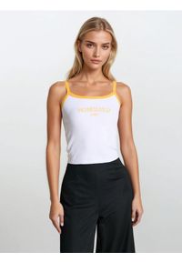 Sinsay - Bawełniany crop top z napisem Honolulu - biały. Kolor: biały. Materiał: bawełna. Wzór: napisy