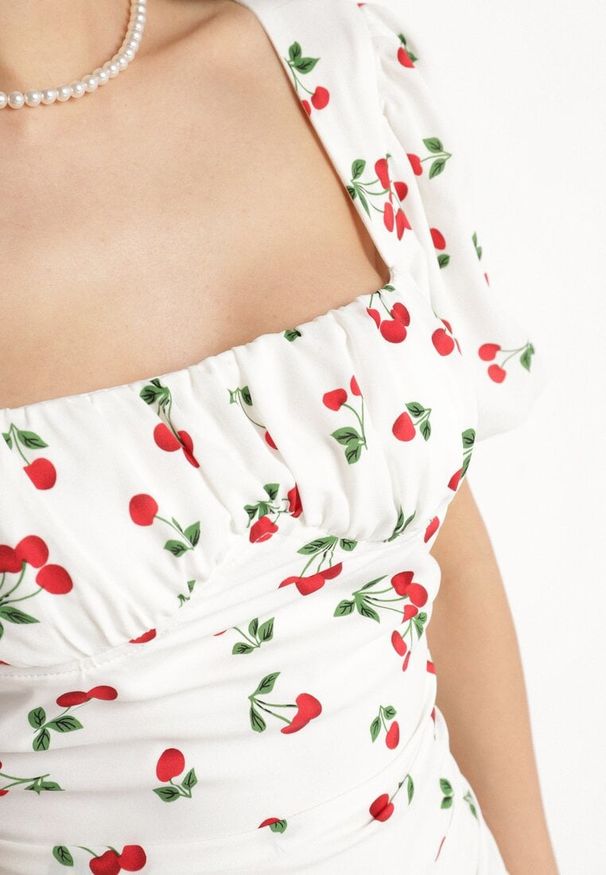 Born2be - Biała Sukienka w Wisienki z Marszczeniem i Bufiastymi Rękawami Haliviel. Okazja: na co dzień. Typ kołnierza: dekolt kwadratowy. Kolor: biały. Wzór: kwiaty. Sezon: lato. Styl: casual