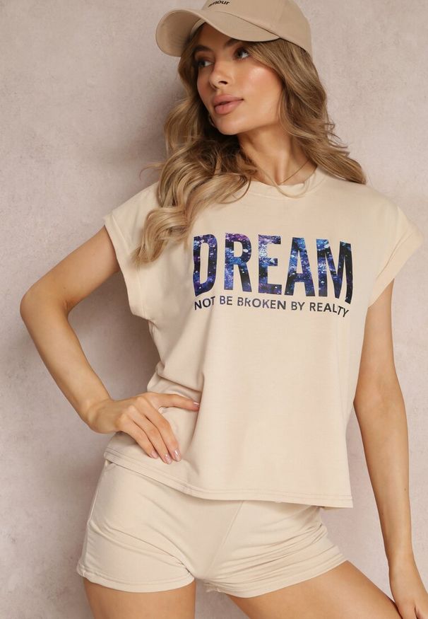 Renee - Beżowy 2-częściowy Komplet Dresowy z Szortami i T-shirtem Nariko. Kolor: beżowy. Materiał: dresówka. Wzór: napisy