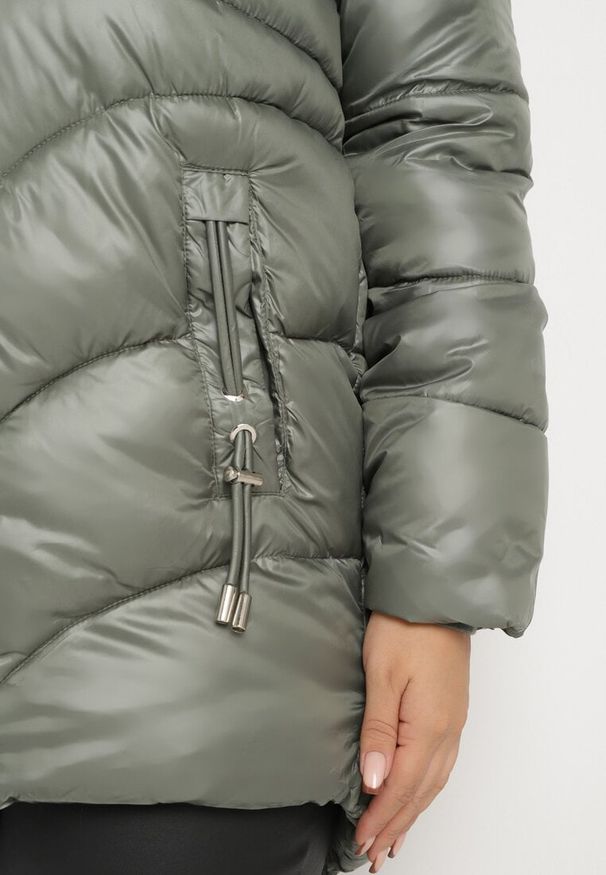 Born2be - Zielona Kurtka z Eleganckim Pikowaniem z Kapturem z Futerkiem Zemiella. Okazja: na co dzień, na spacer. Typ kołnierza: kaptur. Kolekcja: plus size. Kolor: zielony. Materiał: futro. Długość rękawa: długi rękaw. Długość: długie. Styl: elegancki