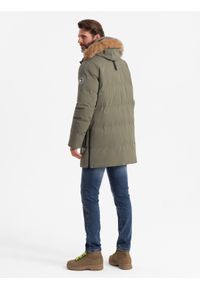 Ombre Clothing - Długa męska kurtka parka z rozpinanym dołem – ciemnooliwkowa V4 - Rozmiar: L. Typ kołnierza: kołnierzyk stójkowy. Kolor: oliwkowy. Materiał: guma, tkanina, futro, poliester, materiał, syntetyk. Długość: długie. Wzór: gładki, aplikacja #5
