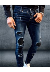 GUNS & TUXEDOS - Niebieskie jeansy z łatami Hooligan. Kolor: niebieski. Wzór: aplikacja #1
