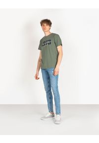 Pepe Jeans T-shirt "Andres" | PM507727 | Andres | Mężczyzna | Zielony. Kolor: zielony. Materiał: bawełna. Wzór: nadruk, aplikacja, haft #1