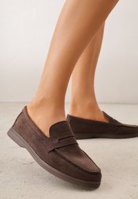 Renee - Ciemnobrązowe Mokasyny Casual VICES z Imitacji Zamszu z Wkładką ze Skóry Naturalnej Sheiris. Okazja: na co dzień. Kolor: brązowy. Materiał: zamsz, skóra. Styl: casual #1