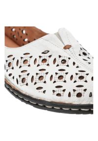 Półbuty damskie Artiker, naturalna skóra licowa z perforowaną cholewką o dekoracyjnym wzorze oraz elastyczną podeszwą z widocznym obszyciem, białe, 4. Okazja: na co dzień. Kolor: biały. Materiał: skóra. Szerokość cholewki: normalna. Wzór: ażurowy. Sezon: lato. Styl: casual, klasyczny #8