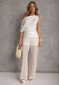 Renee - Biała Wiskozowa Bluzka na Jedno Ramię Ozdobiona Marszczeniem i Aplikacją z Boku Lilinvielle. Okazja: na co dzień, na imprezę. Kolor: biały. Materiał: wiskoza. Wzór: aplikacja. Styl: casual #2