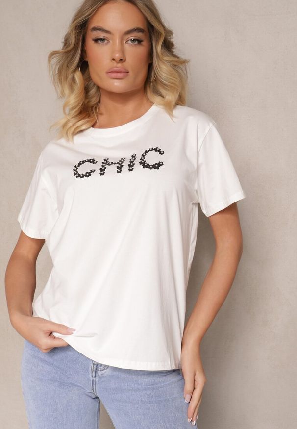 Renee - Biały T-shirt z Bawełny Ozdobiony Perełkami i Napisem Naloreth. Okazja: na co dzień. Kolor: biały. Materiał: bawełna. Wzór: aplikacja, napisy. Styl: klasyczny, casual, elegancki