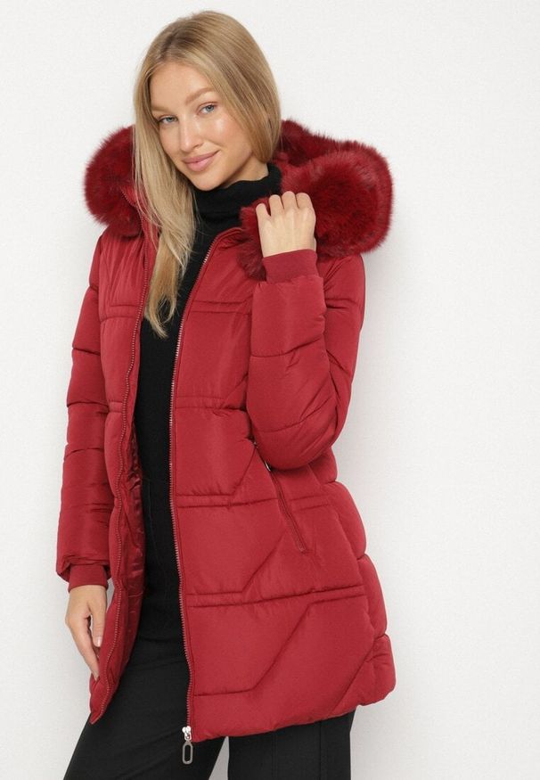 Born2be - Bordowa Pikowana Kurtka z Kapturem z Futerkiem Nenadria. Okazja: na co dzień, na spotkanie biznesowe, do pracy. Typ kołnierza: kaptur. Kolor: czerwony. Materiał: futro. Wzór: aplikacja. Styl: casual, biznesowy