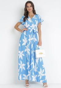Born2be - Niebieska Plisowana Sukienka Maxi z Gumką w Pasie z Wiskozy w Kwiaty Rossemari. Kolor: niebieski. Materiał: wiskoza. Długość rękawa: krótki rękaw. Wzór: kwiaty. Sezon: lato. Typ sukienki: kopertowe. Długość: maxi #1