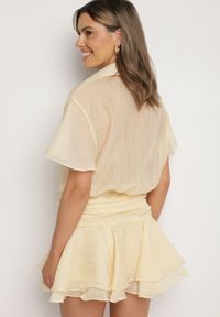 Born2be - Żółta Koszulowa Sukienka z Krótkim Rękawem i Falbankami Miradira. Okazja: na co dzień. Typ kołnierza: kołnierz z falbankami. Kolor: żółty. Długość rękawa: krótki rękaw. Wzór: aplikacja. Typ sukienki: koszulowe. Styl: elegancki, casual, klasyczny #5