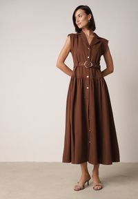 Born2be - Brązowa Koszulowa Sukienka Bez Rękawów Ozdobiona Paskiem z Klamrą Phalixia. Okazja: na co dzień. Kolor: brązowy. Długość rękawa: bez rękawów. Wzór: aplikacja. Typ sukienki: koszulowe. Styl: casual, elegancki #1