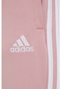 Adidas - adidas spodnie damskie kolor różowy z aplikacją. Stan: podwyższony. Kolor: różowy. Materiał: materiał, bawełna, dzianina. Wzór: aplikacja
