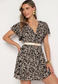Born2be - Czarno-Beżowa Rozkloszowana Bawełniana Sukienka z Gumką w Talii i Falbanami Nelsea. Okazja: na co dzień, na randkę. Typ kołnierza: dekolt w kształcie V. Kolor: czarny. Materiał: bawełna. Długość rękawa: krótki rękaw. Typ sukienki: rozkloszowane. Styl: casual, wizytowy #4