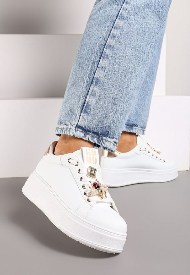 Born2be - Białe Płaskie Sneakersy z Aplikacją Pszczoły i Cyrkoniami Vlionea. Okazja: na co dzień. Zapięcie: sznurówki. Kolor: biały. Materiał: jeans. Wzór: aplikacja