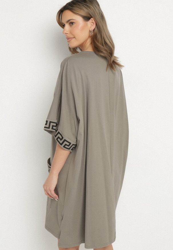 Born2be - Ciemnozielona Bawełniana Sukienka o Pudełkowym Kroju z Dekoltem w Serek Amosa. Okazja: na co dzień. Typ kołnierza: dekolt w serek. Kolekcja: plus size. Kolor: zielony. Wzór: aplikacja, geometria. Typ sukienki: dla puszystych. Materiał: bawełna. Długość rękawa: krótki rękaw. Sezon: lato, wiosna. Styl: elegancki, casual