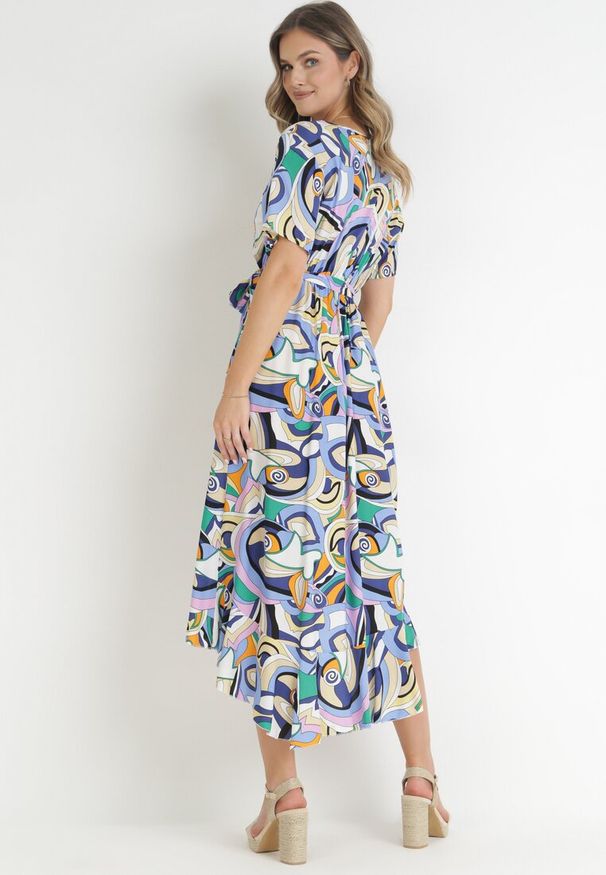 Born2be - Niebieska Kopertowa Sukienka z Gumką w Pasie i Materiałowym Paskiem z Wiskozy Dionienne. Typ kołnierza: dekolt kopertowy. Kolor: niebieski. Materiał: wiskoza, materiał. Długość rękawa: krótki rękaw. Sezon: wiosna, lato. Typ sukienki: kopertowe